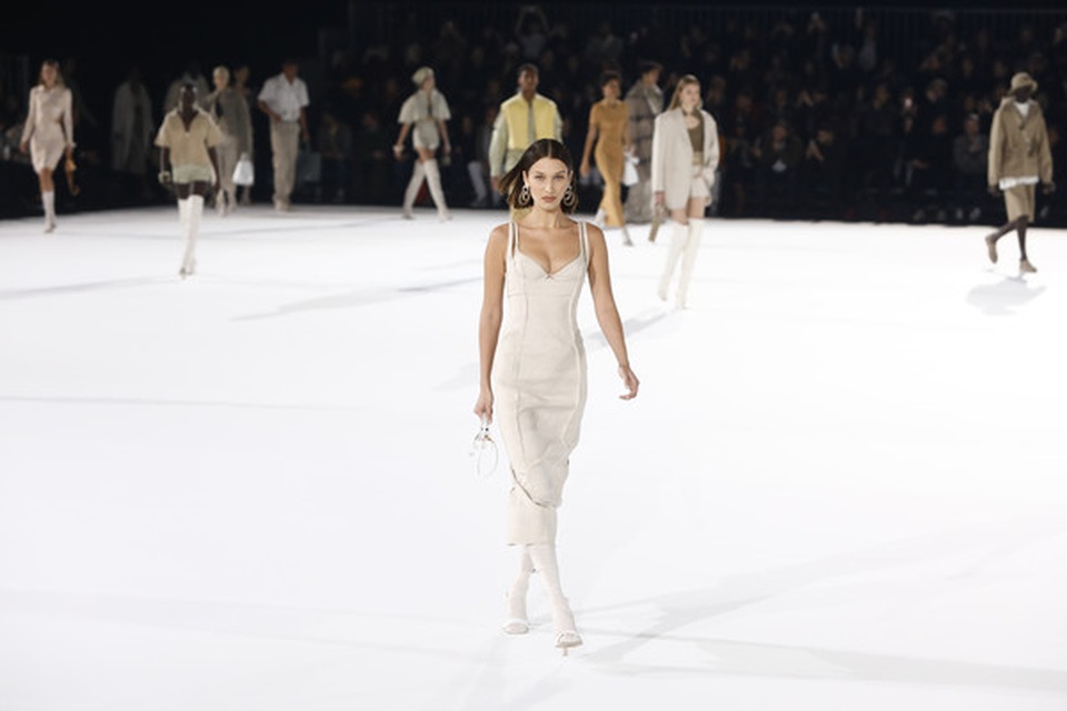 Chị em Hadid nổi bật tại tuần lễ thời trang Paris - 8 Chị em Hadid nổi bật tại tuần lễ thời trang Paris - 8