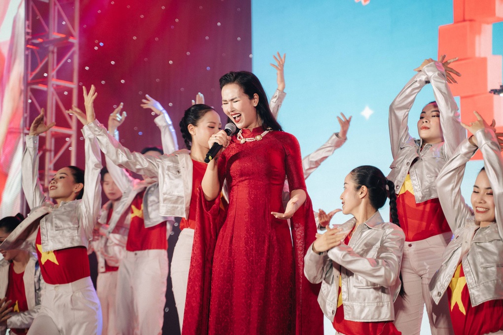 Vo Ha Tram: Marido indiano cuida das tarefas domésticas, se emociona quando canto sobre tempestades e enchentes - 1 Võ Hạ Trâm: Chồng Ấn Độ gánh việc nhà, xúc động khi tôi hát về bão lũ - 1