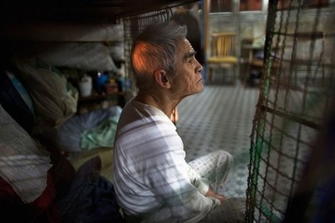 Cuộc sống người nghèo trong những chiếc lồng ở Hồng Kông