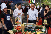 Bà con Xơ Đăng trổ tài cùng các đầu bếp ở thủ phủ sâm Ngọc Linh