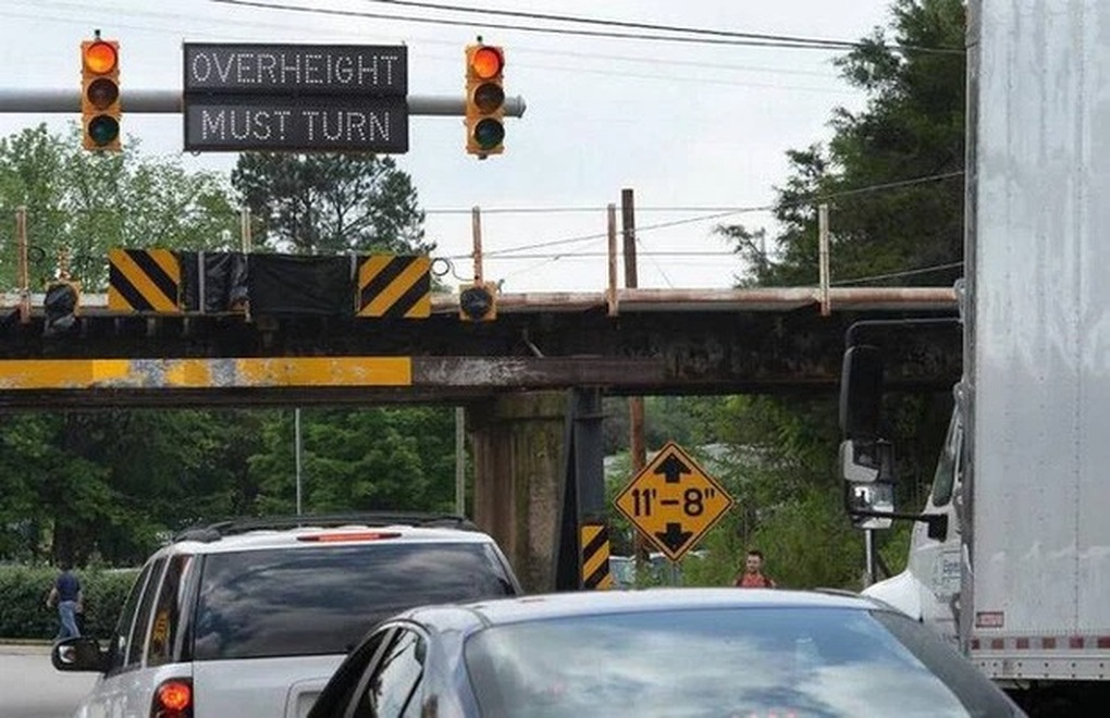 Cây cầu hung thần khiến nhiều xe tải quá khổ đi qua đều bị bào lưng - 3 Cây cầu hung thần khiến nhiều xe tải quá khổ đi qua đều bị bào lưng - 3