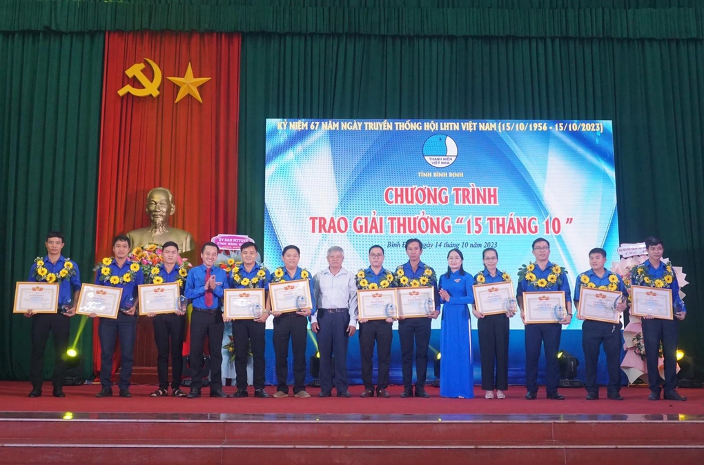 Bình Định vinh danh 21 thanh niên sống đẹp - 2 Bình Định vinh danh 21 thanh niên sống đẹp - 2