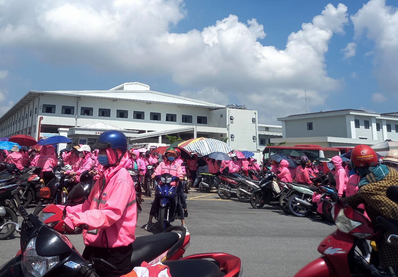 Po obiedzie tysiące pracowników masowo rozeszło się do domów - 1 Sau giờ cơm trưa, hàng nghìn công nhân nhất loạt bỏ về - 1