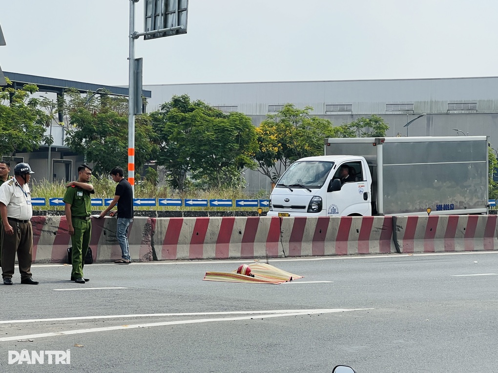 Người đàn ông tử vong bất thường dưới dốc cầu ở TPHCM - 1 Người đàn ông tử vong bất thường dưới dốc cầu ở TPHCM - 1