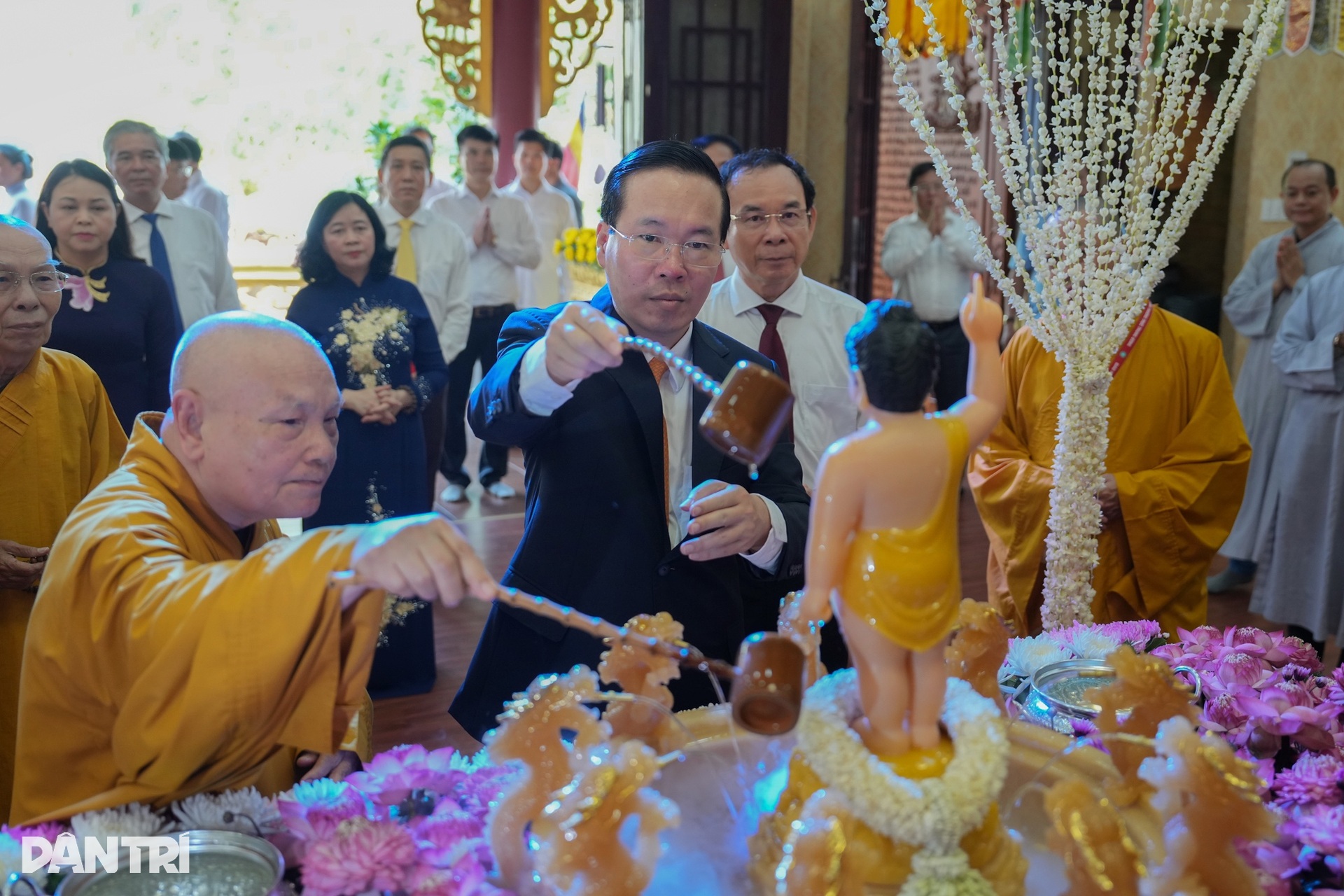 Chủ tịch nước: Tinh thần hộ quốc an dân của Phật Giáo ngày càng sáng ngời - 11 Chủ tịch nước: Tinh thần hộ quốc an dân của Phật Giáo ngày càng sáng ngời - 11