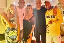 Cận cảnh kỳ nghỉ hè sang chảnh của Icardi và bà xã xinh đẹp