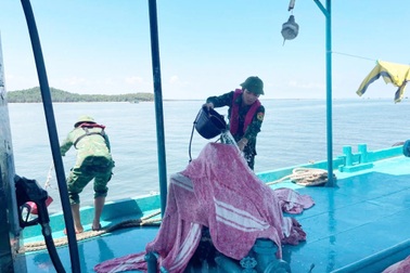 Cháy tàu chở xăng trên biển Quảng Ninh, 3 thuyền viên bị thương