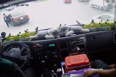 Ô tô con tạt đầu xe tải để sang đường, tài xế phanh "nhấc người"