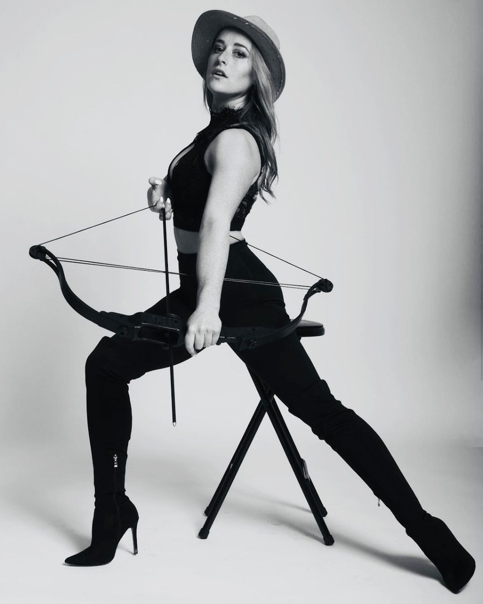 Ngỡ ngàng trước trình bắn cung... bằng chân của mỹ nhân 9x - 9