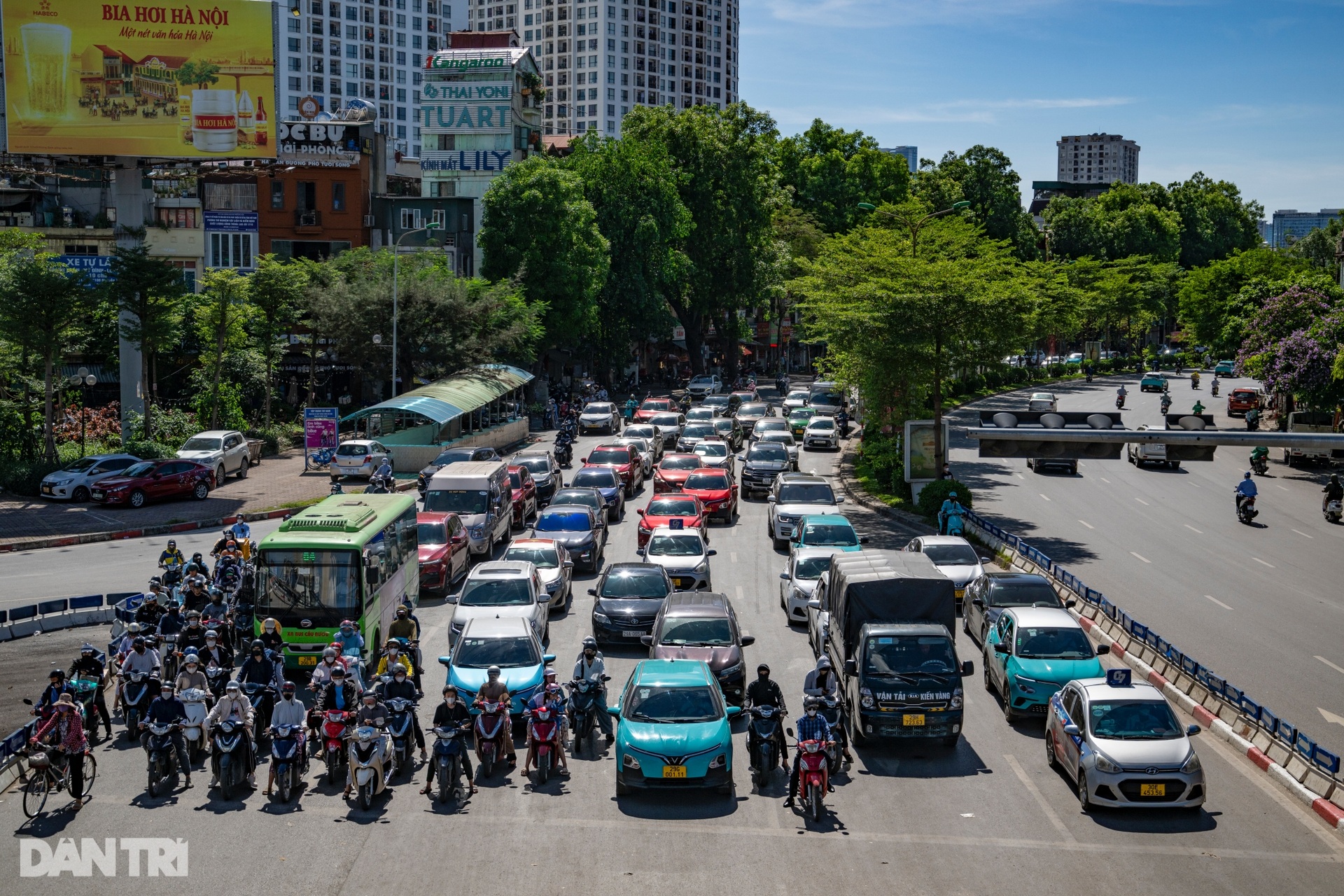 Hà Nội nắng nóng hơn 40 độ C, mặt đường xuất hiện ảo ảnh - 12 Hà Nội nắng nóng hơn 40 độ C, mặt đường xuất hiện ảo ảnh - 12