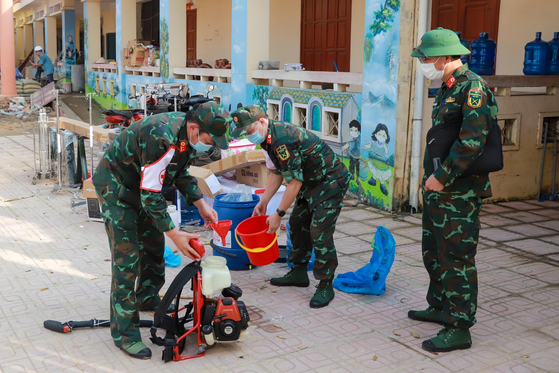 Quân đội phun khử khuẩn, hỗ trợ người dân phòng dịch bệnh sau mưa lũ - 8 Quân đội phun khử khuẩn, hỗ trợ người dân phòng dịch bệnh sau mưa lũ - 8