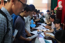 Tân sinh viên nô nức đến trường làm thủ tục nhập học