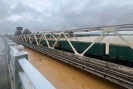 Phong tỏa đường sắt, lần thứ 3 điều tàu chở đá ra giữ 2 cầu ở Huế