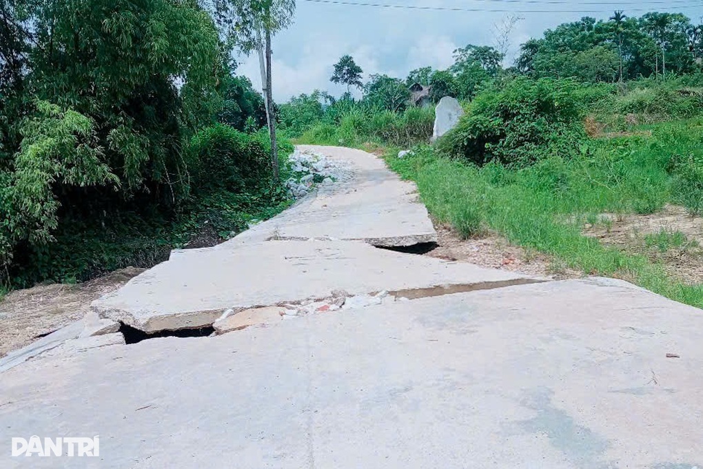 Cầu Dân trí ở Lào Cai vững chãi sau lũ dữ, chính quyền khẩn trương tu sửa lối vào - 5 Cầu Dân trí ở Lào Cai vững chãi sau lũ dữ, chính quyền khẩn trương tu sửa lối vào - 5