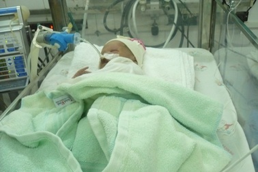 Cháu bé bị bỏ rơi đang được cấp cứu tại bệnh viện nhi Cần Thơ