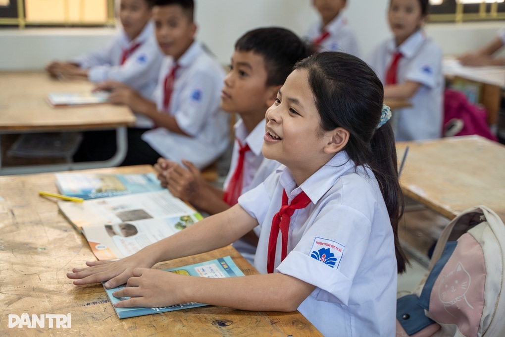 Con tan học từ 15h30, mẹ thấp thỏm đứng ngồi không yên - 1