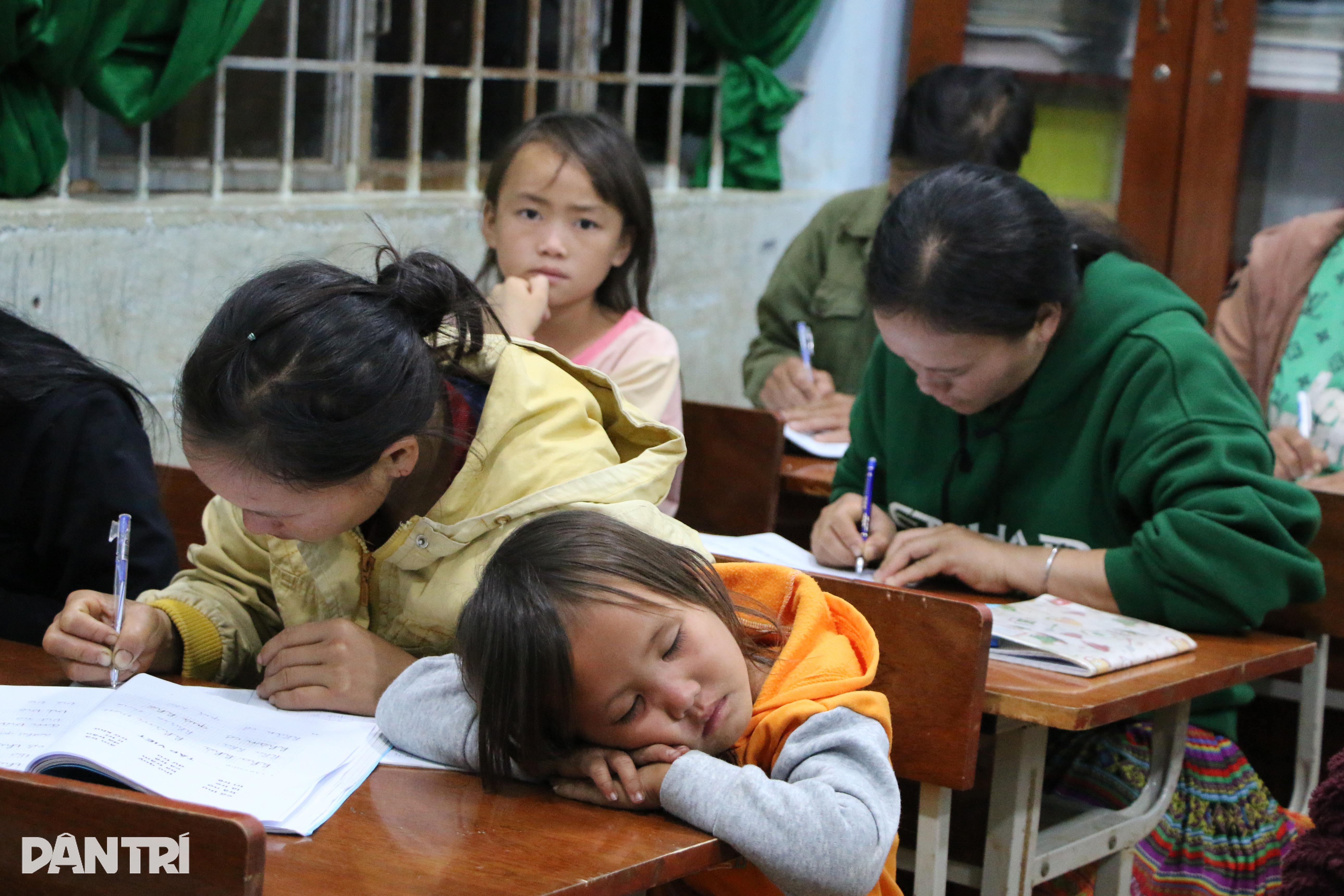 3 ລຸ້ນຮຽນຮ່ວມກັນໃນຊັ້ນຮຽນດຽວກັນເພື່ອຫຼຸດພົ້ນອອກຈາກຄວາມທຸກຍາກ ແລະ ຮຽນນັບເງິນຫວຽດ - 2 3 thế hệ cùng học chung một lớp để mong thoát nghèo, biết đếm tiền Việt - 2