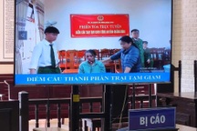 Nữ bị cáo ngất lịm sau khi nghe tòa tuyên án