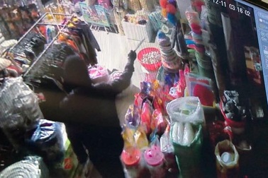 Đưa cả ô tô đột nhập siêu thị trộm tiền và hàng hóa