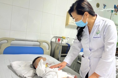 Hà Nội: Bé gái xinh như búp bê lại hóa bé trai