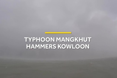 Nhà cửa đổ nghiêng khi bão Mangkhut đổ bộ Hong Kong