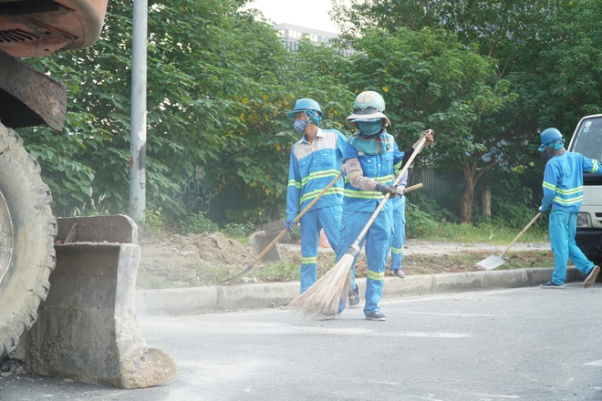 Dọn gần 200 tấn rác thải dọc đại lộ Thăng Long sau phản ánh của báo Dân trí - 7 Dọn gần 200 tấn rác thải dọc đại lộ Thăng Long sau phản ánh của báo Dân trí - 7