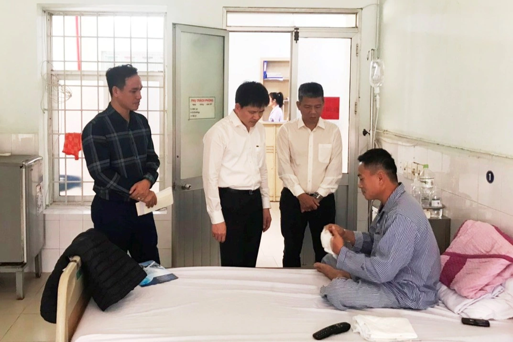 Dùng bình xịt hơi cay khống chế đối tượng cầm dao đe dọa công an - 1