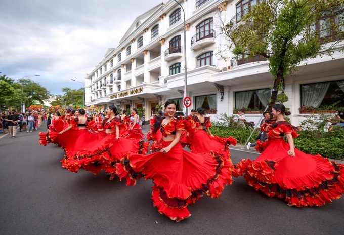 Những sắc màu cùng toả sáng trên các đường phố của Cố đô Huế.