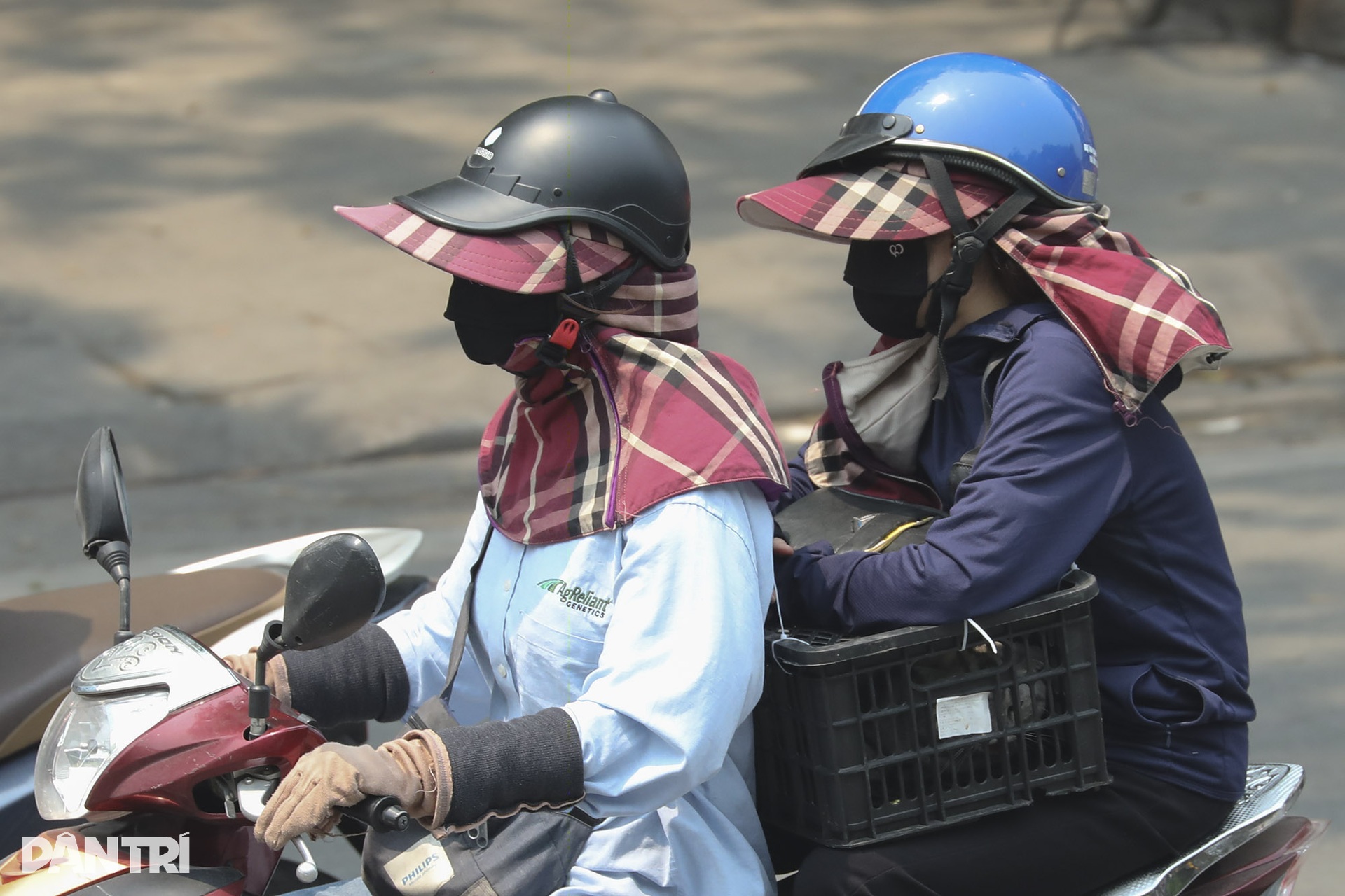 Nắng nóng đầu hè ở Hà Nội: Người dân ra đường kín mít như ninja - 11 Nắng nóng đầu hè ở Hà Nội: Người dân ra đường kín mít như ninja - 11