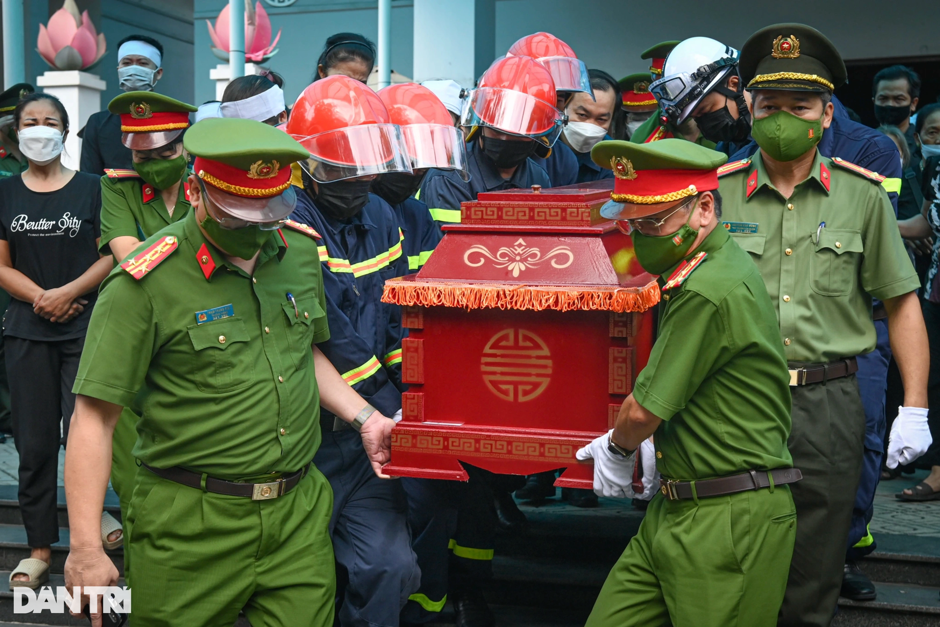 Hình ảnh đồng đội đưa thi hài 3 liệt sĩ qua nhà riêng, đến Nhà tang lễ QG - 8 Hình ảnh đồng đội đưa thi hài 3 liệt sĩ qua nhà riêng, đến Nhà tang lễ QG - 8