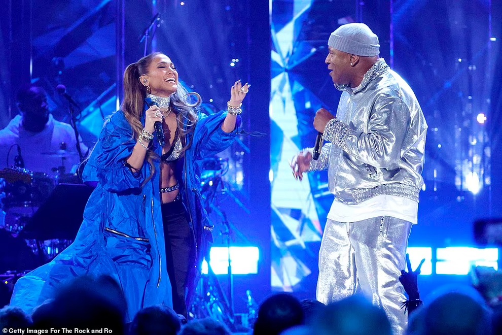 Jennifer Lopez trẻ trung và lôi cuốn trên sân khấu - 1 Jennifer Lopez trẻ trung và lôi cuốn trên sân khấu - 1