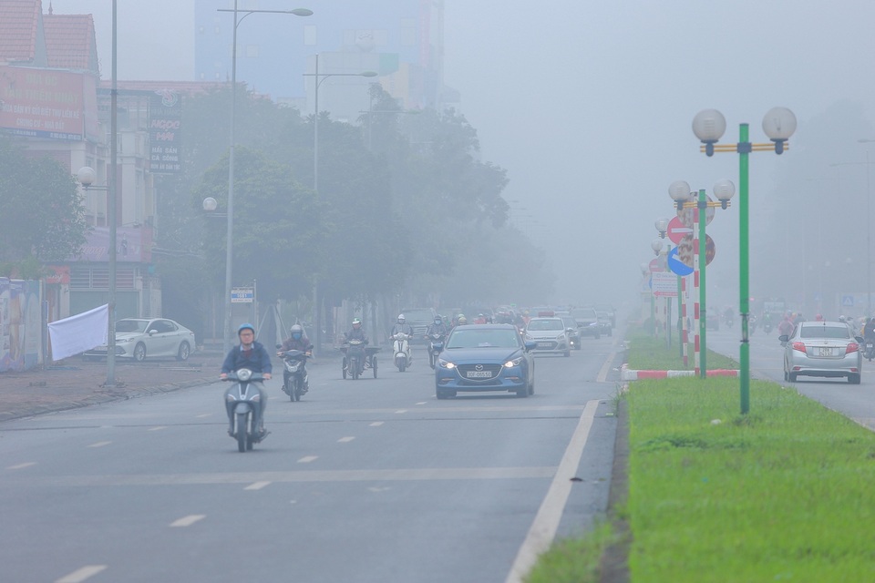 Hà Nội: Sương mù bao phủ dày đặc, các tòa nhà cao tầng bất ngờ biến mất - 12 Hà Nội: Sương mù bao phủ dày đặc, các tòa nhà cao tầng bất ngờ biến mất - 12