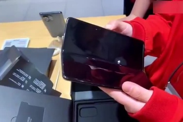 Mở hộp Mi Mix Fold - Smartphone màn hình gập đầu tiên của Xiaomi