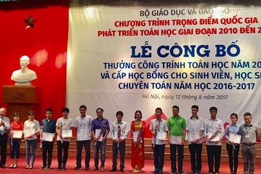 Trao thưởng công trình toán học xuất sắc và học bổng cho HS,SV chuyên toán
