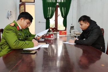 Đặt mua pháo trên mạng rồi giả danh công an để chiếm đoạt