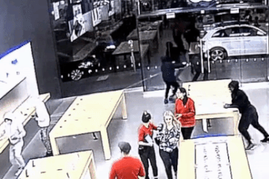 Băng cướp "dọn sạch" iPhone tại một cửa hàng Apple Store 2 lần liên tiếp