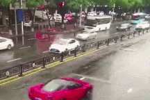 Cô gái lái siêu xe Ferrari gây tai nạn ngay sau khi rời đại lý