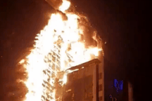 Tòa nhà 33 tầng ở Hàn Quốc bốc cháy như cột lửa giữa đêm