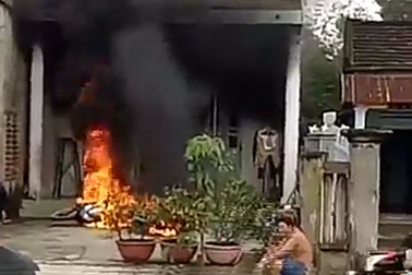 Giận vợ, chồng đốt 2 xe máy cháy rụi