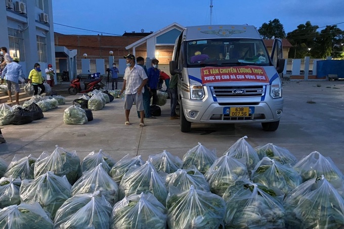 Tiền Giang: Tặng quà cho các chốt kiểm dịch Covid-19 - Ảnh 1.