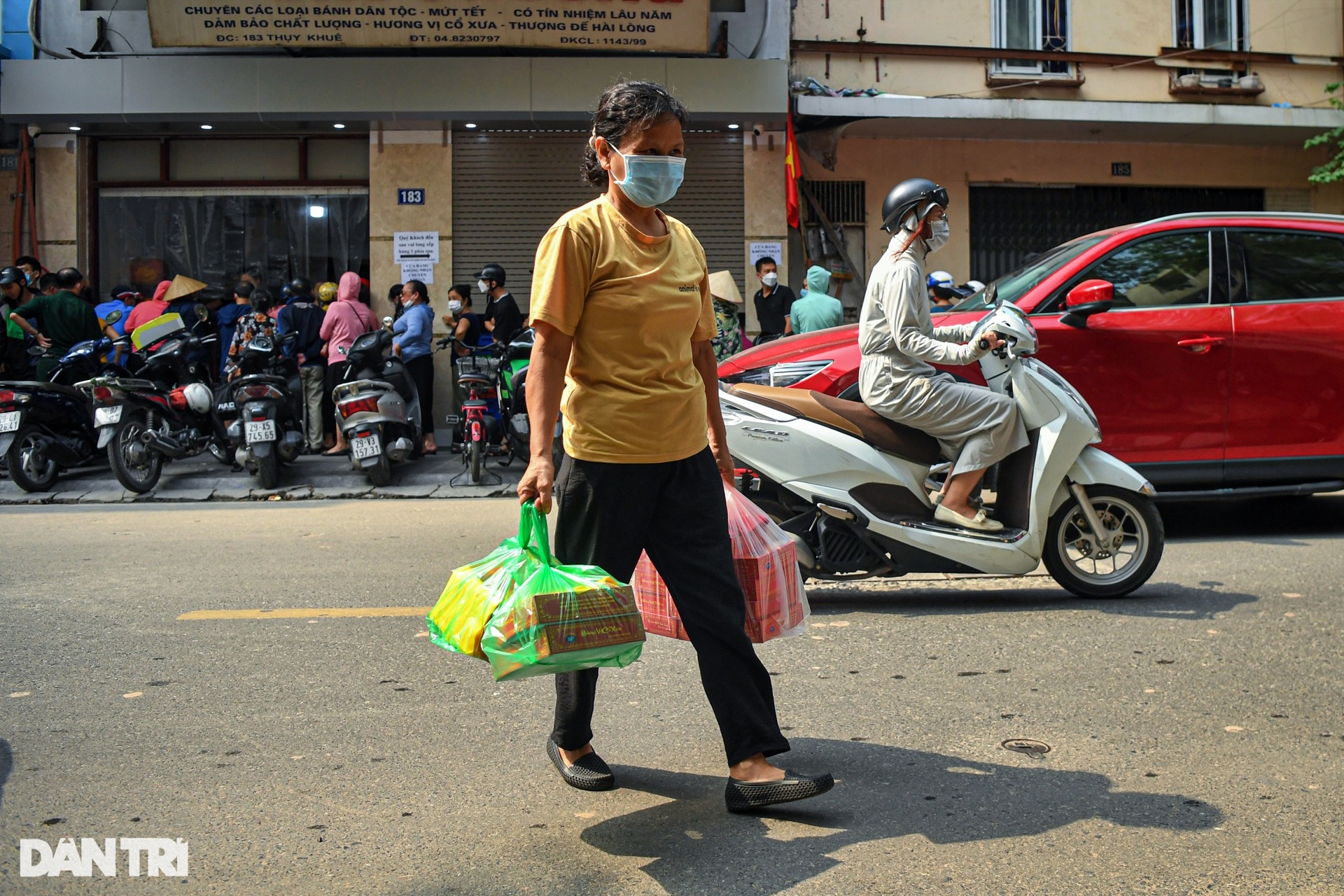 Người dân xếp hàng mua bánh trung thu ở Hà Nội - 7 Người dân xếp hàng mua bánh trung thu ở Hà Nội - 7
