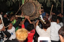 Ra sức đập vỡ trống để nhanh được dắt tay bạn tình vào rừng tâm sự