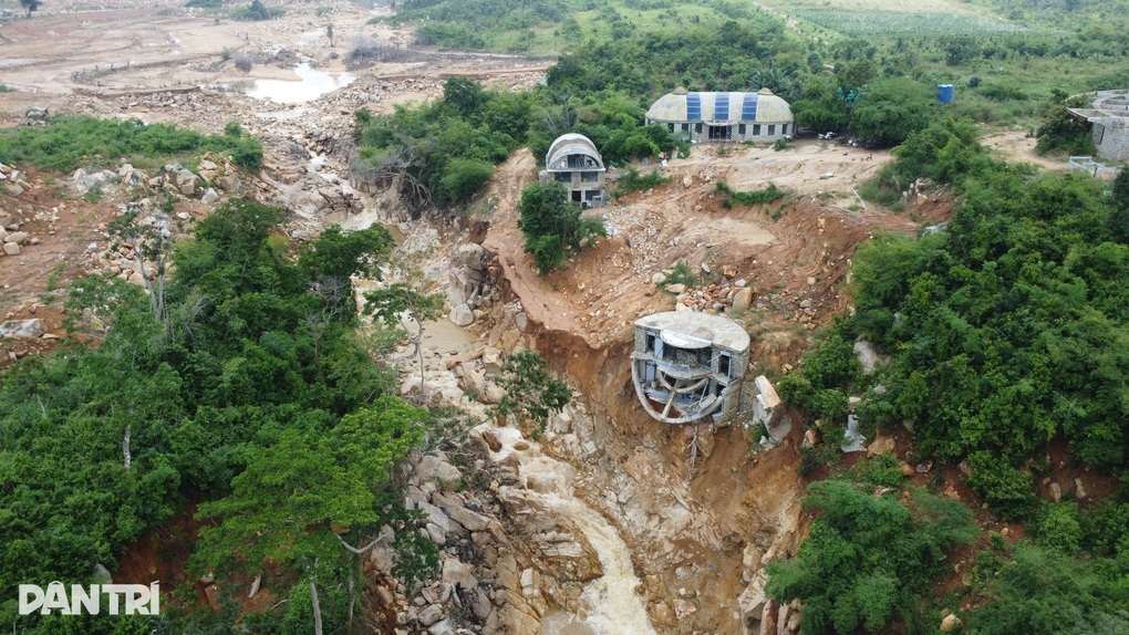 Vụ vỡ hồ chứa nước ở Lâm Đồng: Doanh nghiệp tự ý chặn dòng trái quy định - 2 Vụ vỡ hồ chứa nước ở Lâm Đồng: Doanh nghiệp tự ý chặn dòng trái quy định - 2