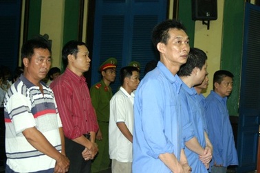 Tăng án cho “ông trùm” buôn lậu gỗ quý sang Trung Quốc