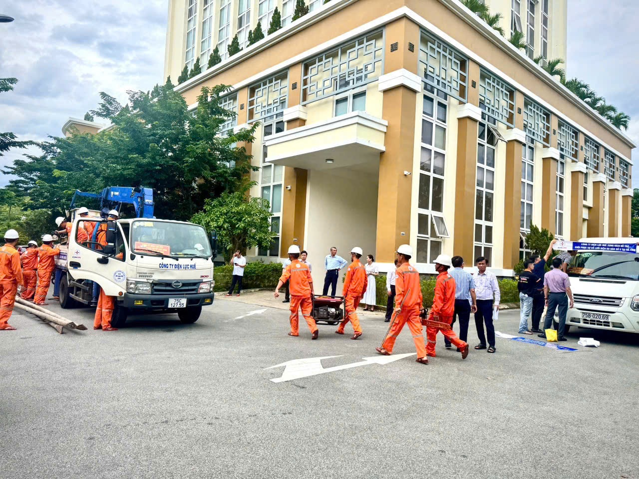 Hơn 200 công nhân, kỹ sư EVNCPC hỗ trợ EVNNPC khắc phục lưới điện sau bão số 5 - 1