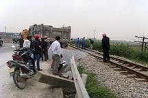 Xe tải “ngã nhào” lên đường sắt, tàu chậm gần 2 tiếng