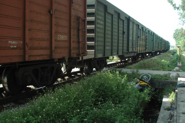 Qua đường sắt thiếu quan sát, một phụ nữ bị tàu tông nguy kịch