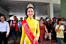 Hoa hậu Đặng Thu Thảo đến thăm bệnh nhân ung thư