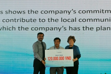 Trao gần 800 triệu đồng lắp đặt hệ thống lọc nước cho các trường học