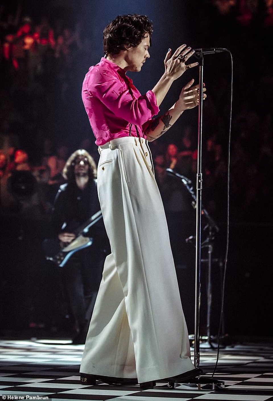 Chuộng trang phục nữ tính, hotboy nhóm One Direction bị nghi ngờ về giới tính - 11